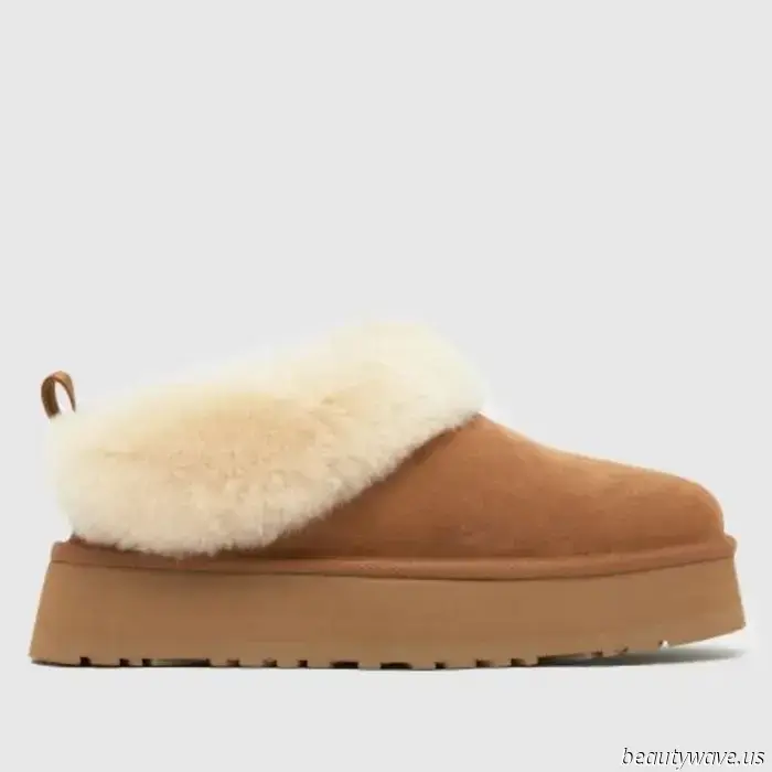Ja, UGGs können passé wirken, aber genau diese Jeans‑und‑Jacken‑Kombination lässt sie schick erscheinen.
