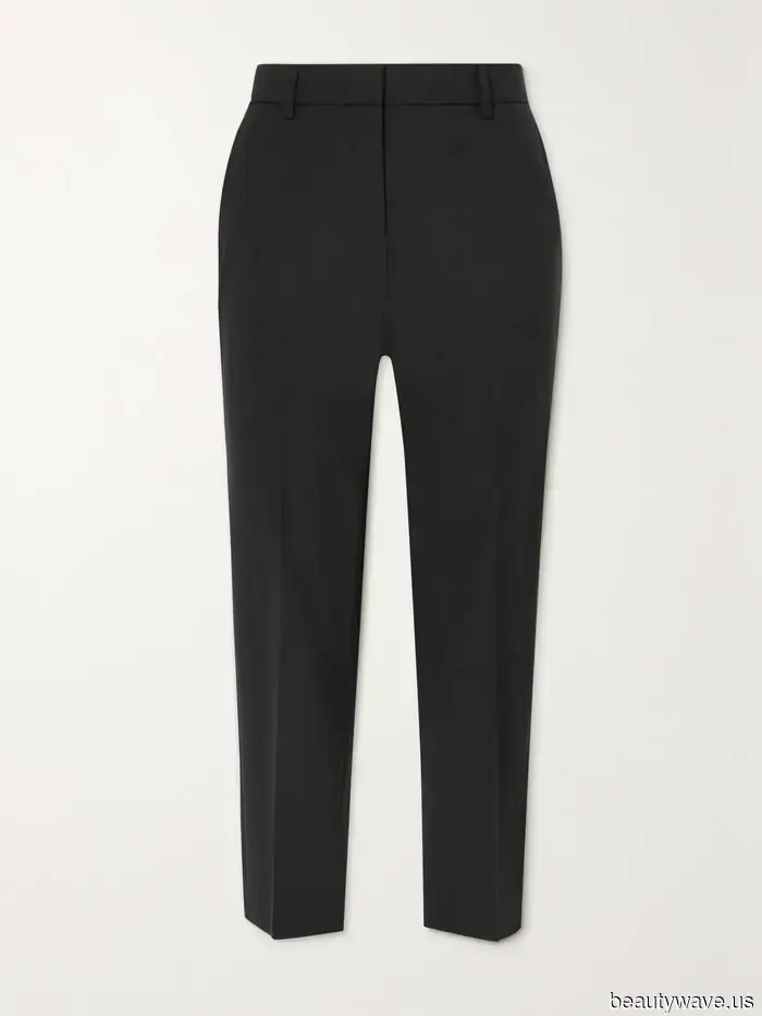 Non sembrerai mai fuori moda con pantaloni cropped se indossi questo e questo con essi.