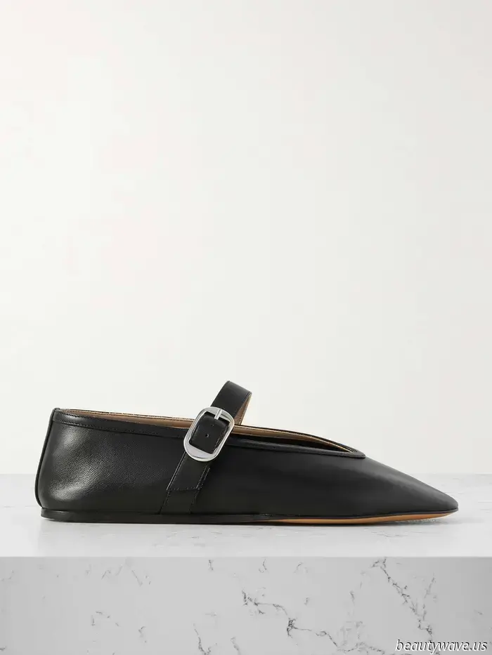Las personas de la moda están dejando de usar sandalias en masa y en su lugar llevan elegantes zapatos planos que combinan con faldas blancas