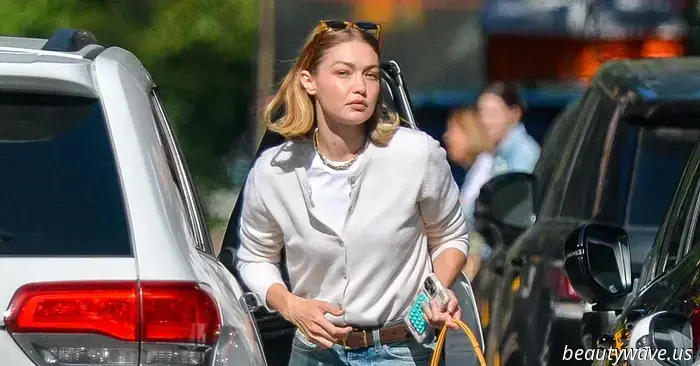 If you're wearing jeans and a white t-shirt this summer, consider replacing this outdated sneaker color trend with this alternative.