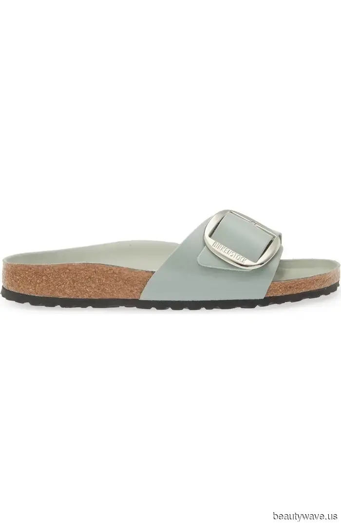 Estoy usando zapatillas, sandalias y zapatos planos hasta nuevo aviso—me gustan estos 28 de Nordstrom.