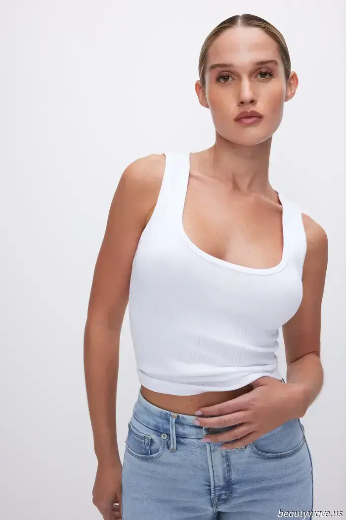 Los expertos en moda están elevando las aburridas camisetas blancas sin mangas al combinarlas con esta elegante tendencia de faldas en lugar de vaqueros.