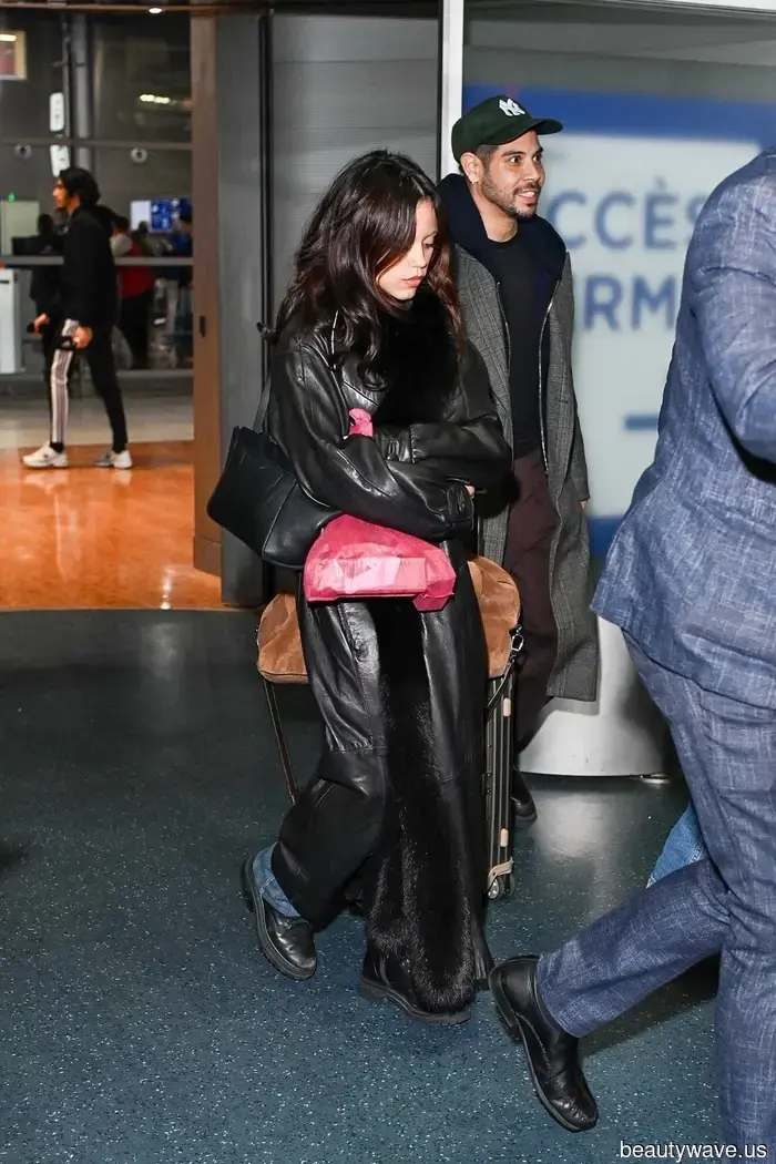 Si aterrizas en el aeropuerto de París, cambia tu sudadera turística por esta elegante tendencia de abrigo.