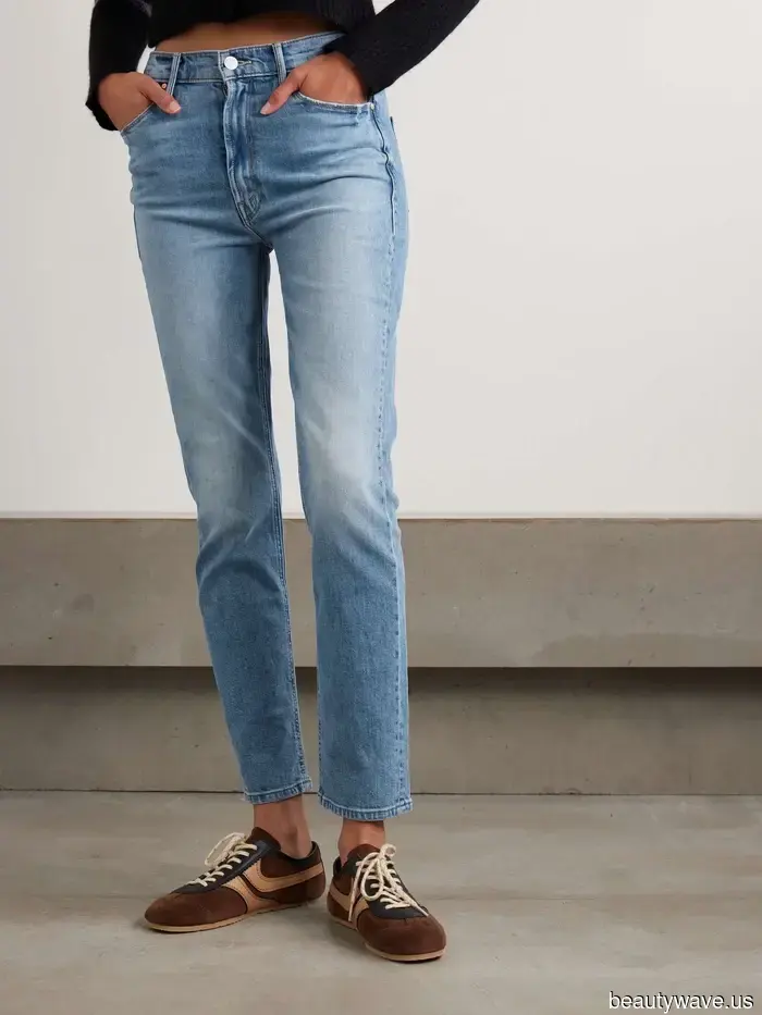 Les jeans avec des bottines ne sont pas une nouveauté, mais personne ne les porte aussi bien que les Parisiens.