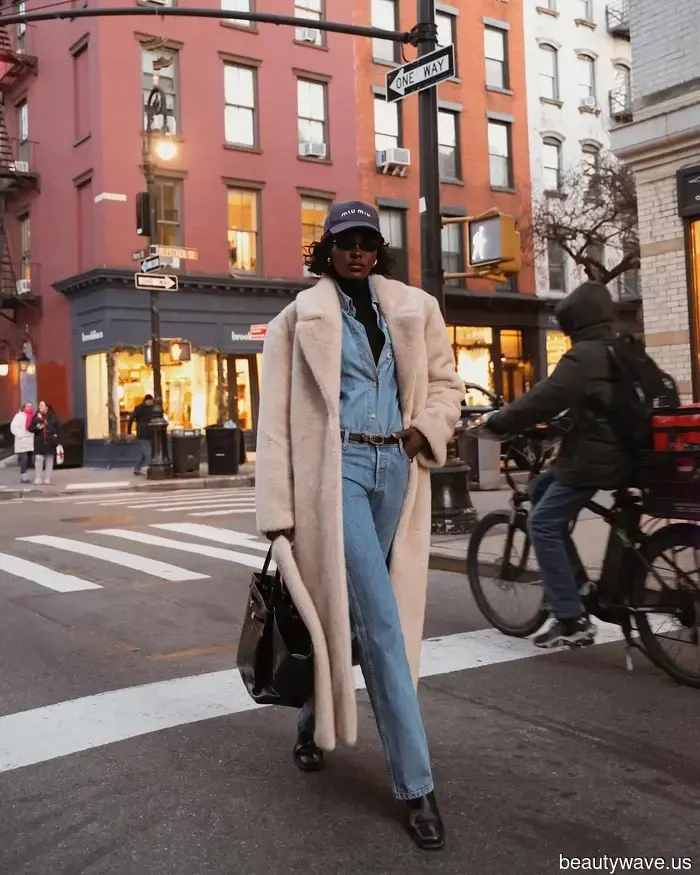 Indeed, blue skinny jeans are making a comeback—here are 7 outfits that give them a modern touch in 2025.