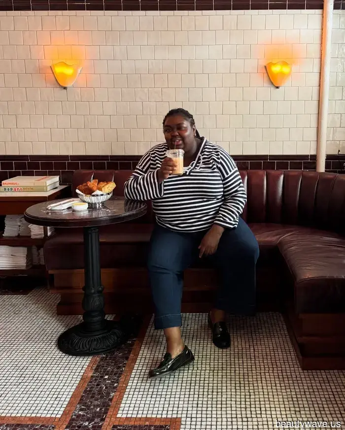 Esta tendencia de denim oscuro está regresando este otoño&mdash;5 maneras en que los vestidores de élite la están usando ahora.