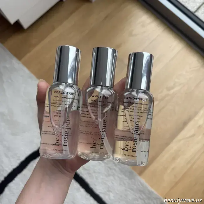 Gold-Hoop-Ohrringe, ein weißes T-Shirt und dieser neue Körperspray: Das perfekte Rezept für einen mühelos coolen Sommer