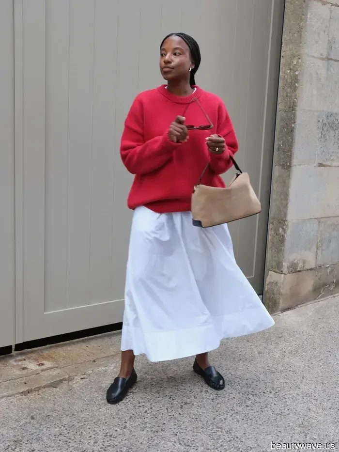 Invece dei jeans, le persone a Parigi indossano questo elegante capo con ballerine e mocassini.