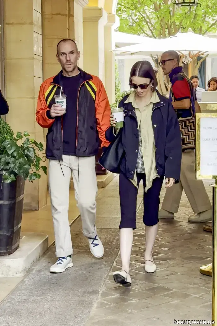 Il modo francese di indossare i leggings Capri nel 2026 include l'uso di questa tendenza di colore delle scarpe &ldquo;economiche&rdquo;