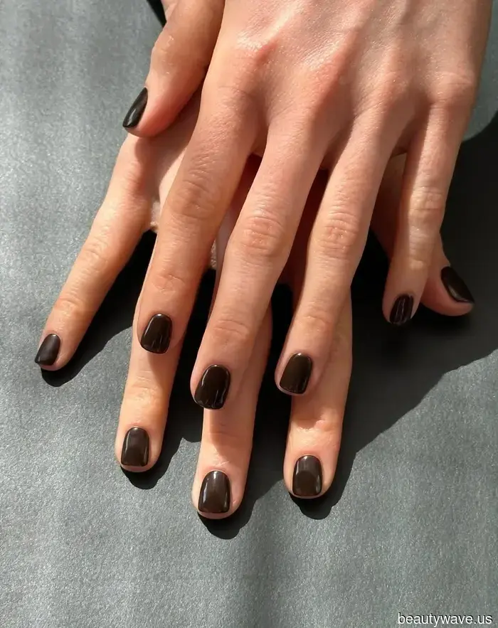 Elegante, senza tempo e ovunque guardi: I soli 9 colori di smalto scuro di cui hai bisogno per una manicure ultra-lussuosa