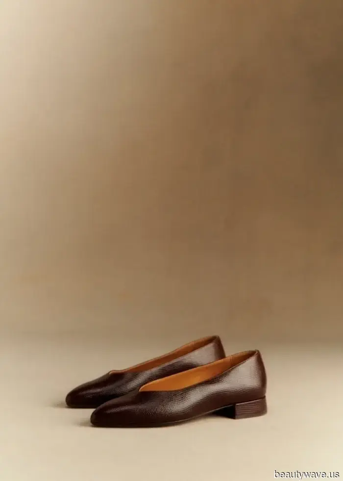 Alexa acaba de combinar sus jeans con la tendencia de zapatos más codificada por chicas francesas.