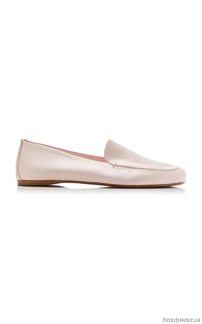 Von Slip-Röcken bis hin zu Kätzchen-Heels ist das Satin-Stück ein Must-Have für 2025