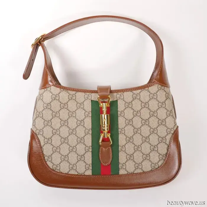 Эмма Чемберлен говорит, что широкие брюки вышли из моды, а в моде — узкие, хорошо скроенные брюки — посмотрите, от чего ещё она расстаётся…