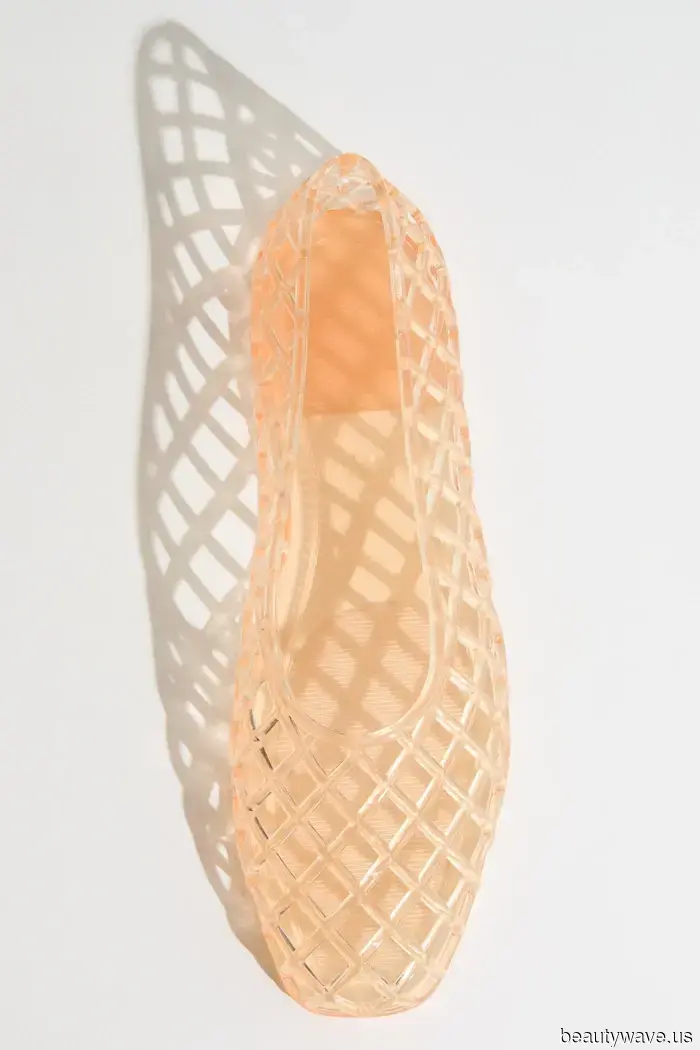 This Controversial '90s Footwear Is a Trend Both Millennials and Gen Z Can Support