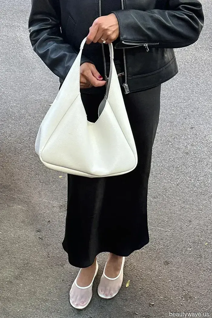 From Paris to New York, here are 9 stylish ballet flat trends that fashion-forward girls are continuously sporting.