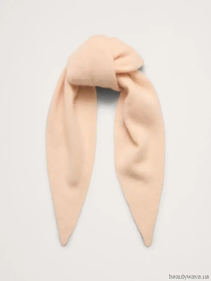 I noticed people sporting this scarf trend on the Upper East Side, so I decided to join in.