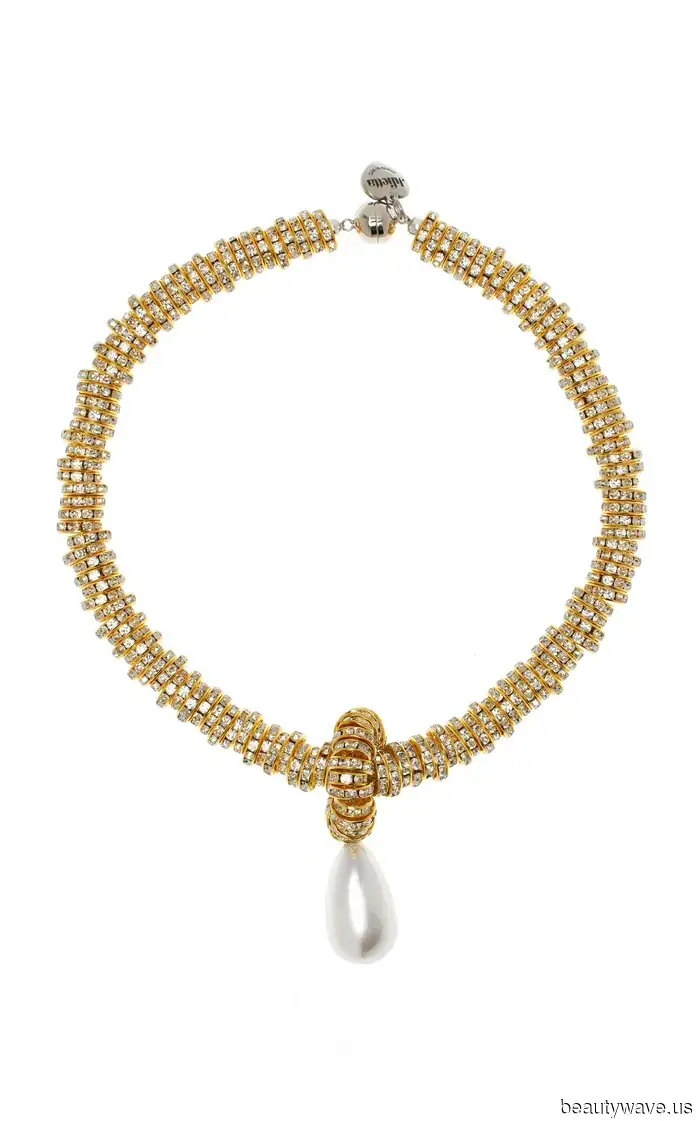 От серьг стоимостью менее 250 долларов до экстравагантных бриллиантовых подвесок, это лучшие ювелирные подарки 2025 года.