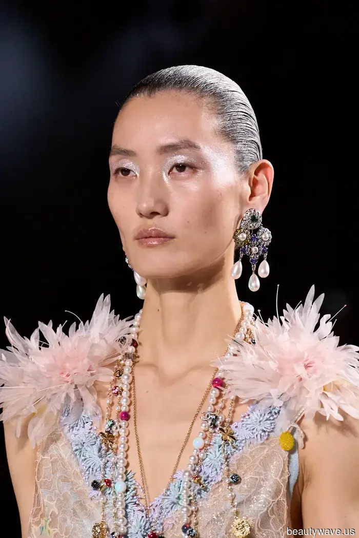 Radiant Skin! Glow! Enchanting Eyes! The Hottest Makeup Trends of Summer Are Heating Up
