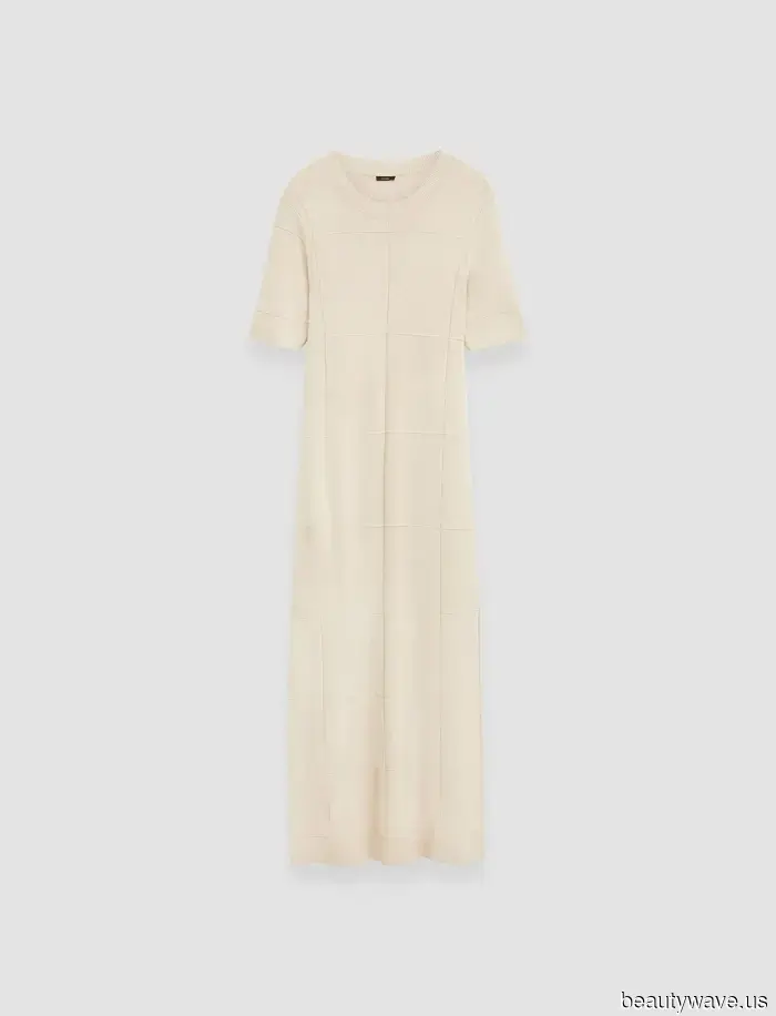 When I want my simple T-shirt dress to appear elegant, these are the shoes and bag I pair with it.