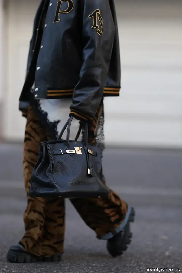 Sicher, Ballerinas sind in Ordnung, aber Frauen über 50 lieben stattdessen diesen umstrittenen Flachschuh-Trend.