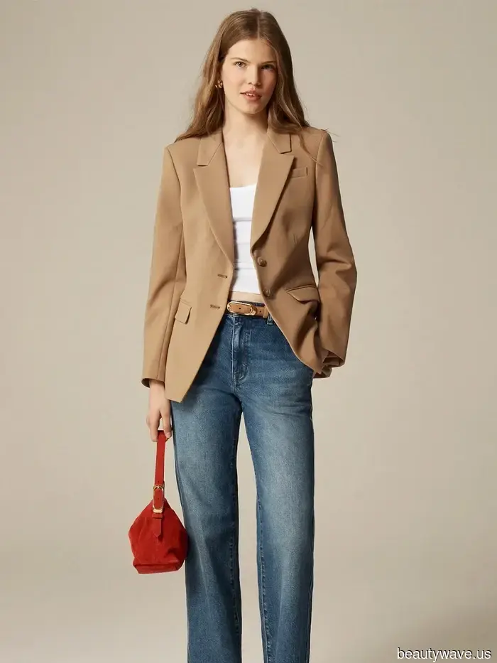 Тренд цвета обуви, который делает ношение джинсов с пиджаками выглядящим как в 2025 году, а не устаревшим.