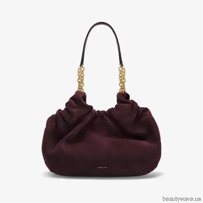 Visto en NYC: Emily Ratajkowski usando el bolso de $695 que la gente de moda no puede dejar de adorar.