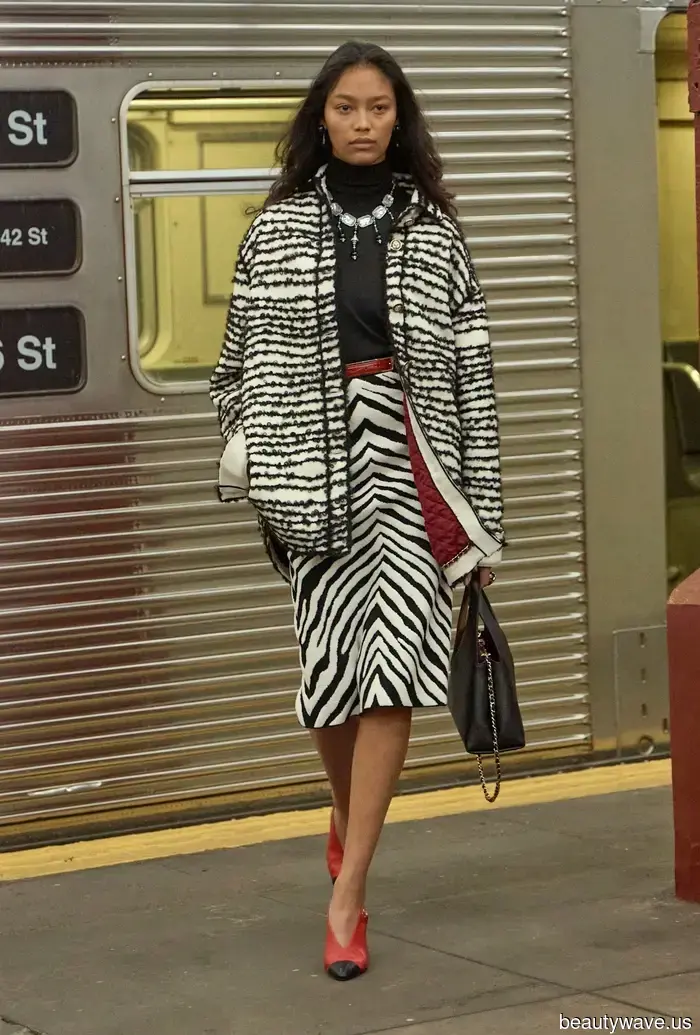 6 Tendenze che tutte le ragazze alla moda indosseranno nel 2026 sono state appena rivelate al Chanel M&eacute;tiers d'Art Show a…