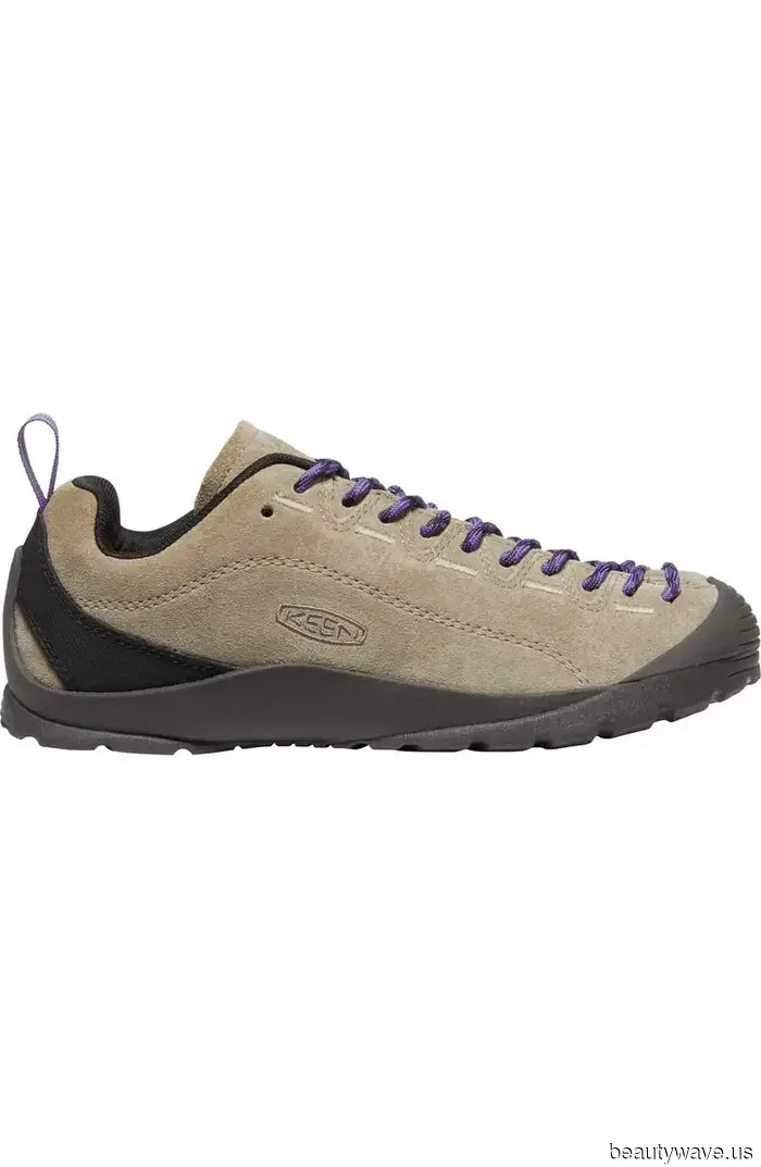 Estoy usando zapatillas, sandalias y zapatos planos hasta nuevo aviso—me gustan estos 28 de Nordstrom.