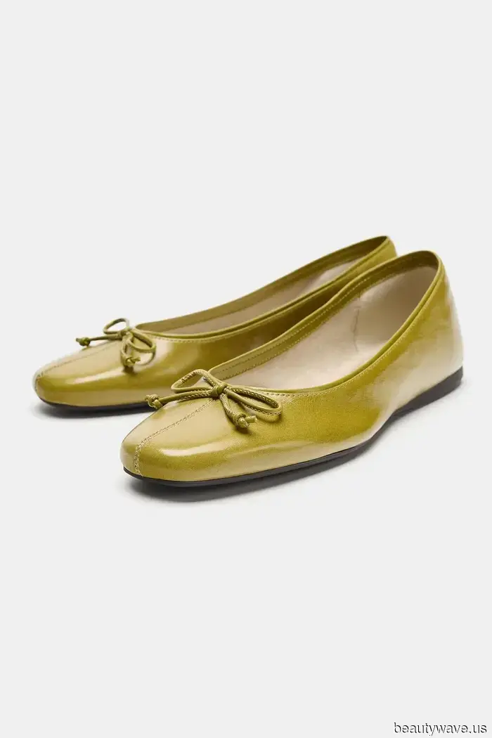 Las personas de moda ocupadas saben que esta tendencia de zapatos planos hace que los atuendos se vean más elegantes cuando ya llegas tarde.
