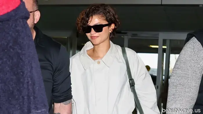 Zendaya trägt am Flughafen keine Leggings und Sneakers&mdash;sie kombiniert diesen Rocktrend mit flachen Schuhen.