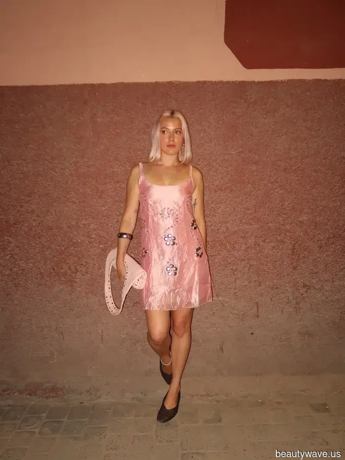 Ovunque guardo, le persone di moda stanno improvvisamente indossando questa micro tendenza "divisiva" per l'estate.