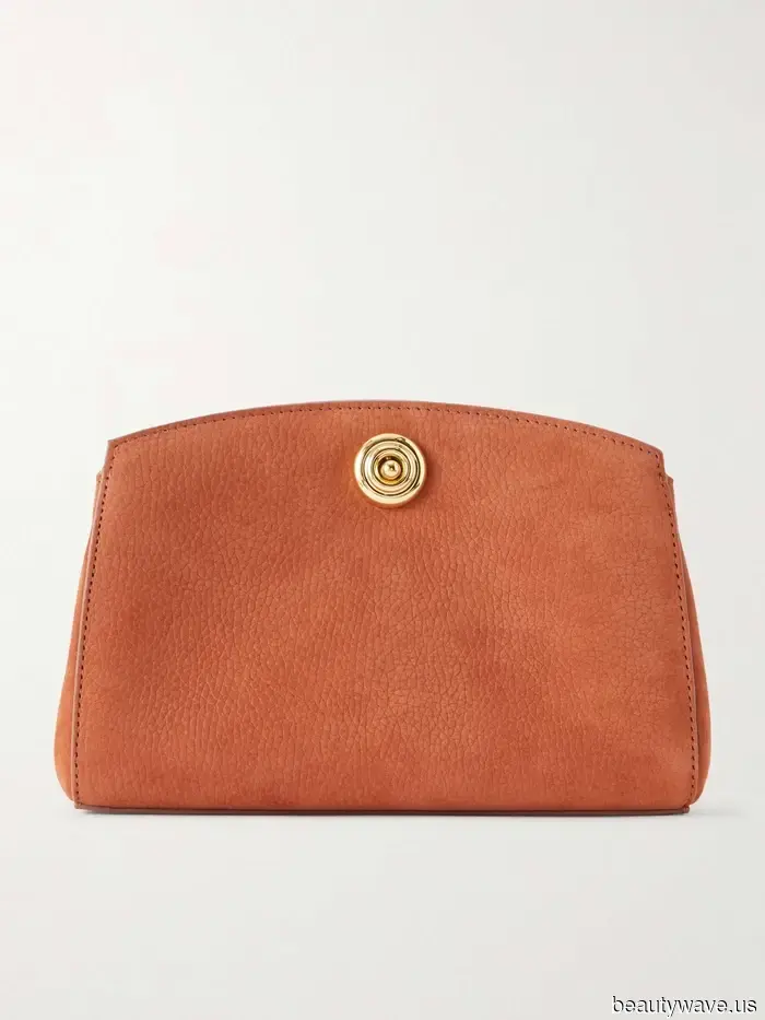 Put Down the Shoulder Bags—Fashion Enthusiasts Are Opting for This Trend to Achieve a More Stylish Look.