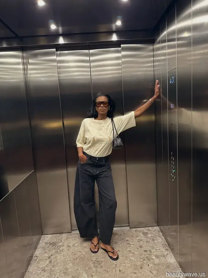 A New York, ogni donna alla moda sta indossando questa tendenza delle scarpe basse con i jeans in questo momento.