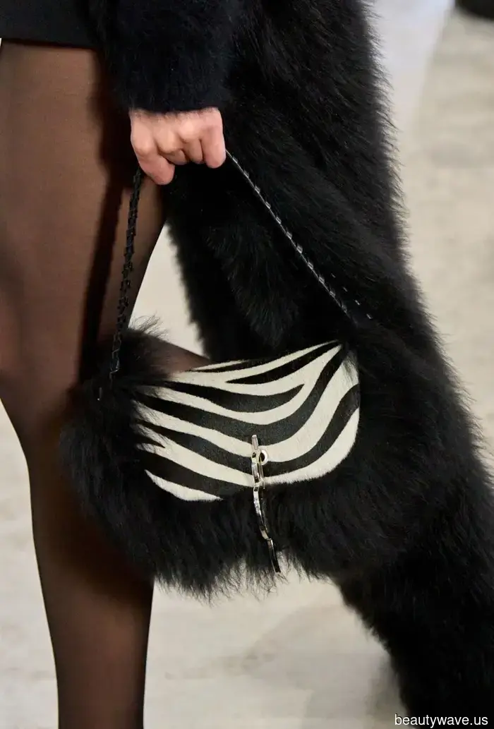 You’re a fashionista if you’re sporting one of these 7 winter handbag trends.