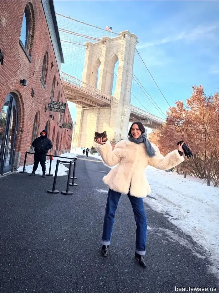 I jeans a gamba larga sono tornati di moda&mdash;Questa è la tendenza delle scarpe classiche con cui sembrano più cool