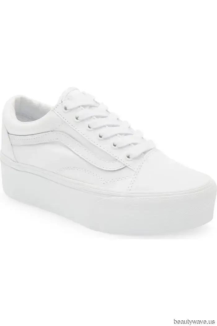 Suede Sneakers, It's Over—Fashion Enthusiasts Under 30 Are Bringing Back This "Simple" Sneaker Trend for…