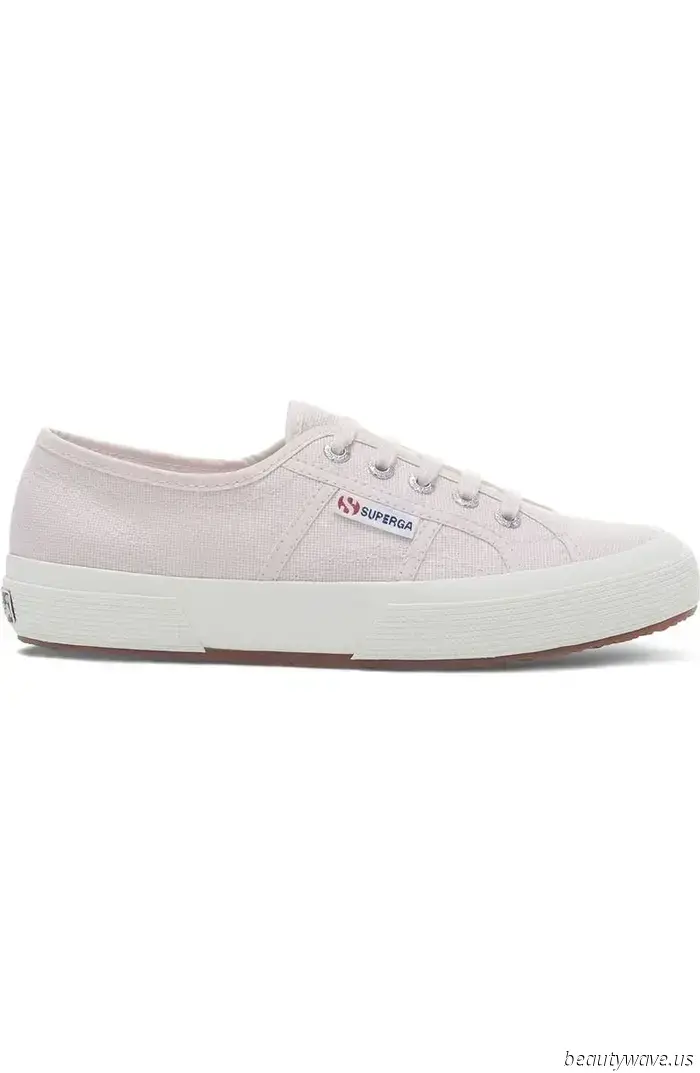 It's official: Julia Roberts has just revived Princess Diana's beloved $70 sneakers.