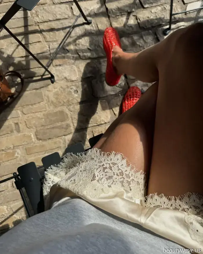 This fashionable French woman combined the summer's debated shoe and shorts trends, resulting in an incredibly chic outfit.