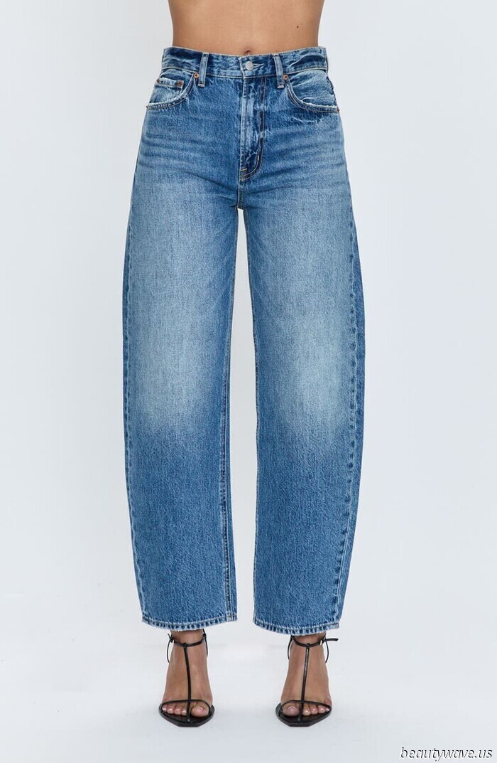 Not Skinny, Not Wide-Leg—The Unique Denim Style Frequent Travelers Often Choose to Wear at the Airport with Sneakers.