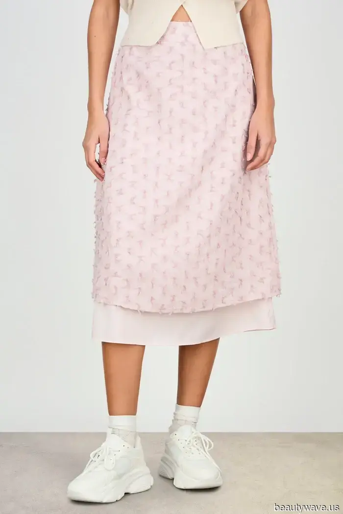 Victoria Beckham Recently Sported the Summer Color Pairing I've Noticed on Fashion Enthusiasts in Their 20s and 50s.
