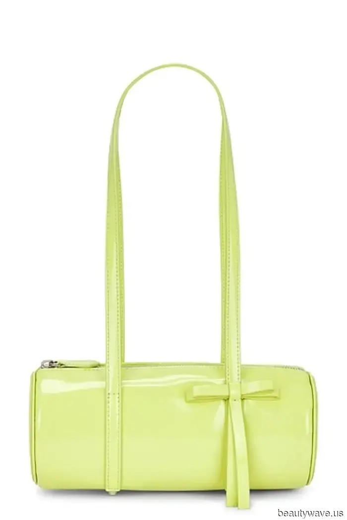 Wir sind uns sicher, dass es diesen Winter nichts Schickeres gibt als diese unerwartete Kombination aus Tasche und Stiefeln.