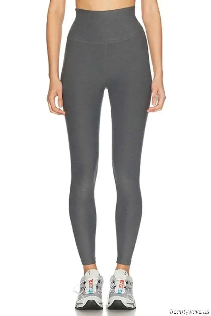 Se intendi indossare i leggings nell'autunno 2025, scegli questa tonalità e abbinali a sneakers bianche.