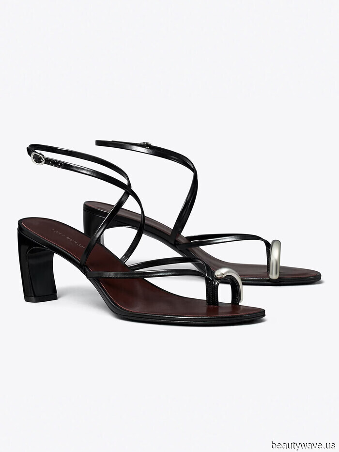 Selena hat ihre Jeans von Winter auf Frühling mit diesem schicken Sandalen-Trend umgewandelt (Nein, keine Flip-Flops).