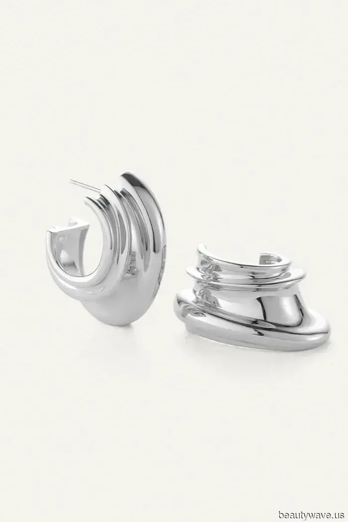 Forget about fleeces and hoodies—this is the must-have jacket for pairing with simple leggings.