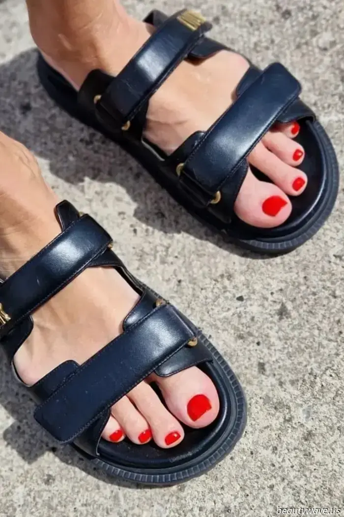 Le tendenze della pedicure vanno e vengono, ma questo colore classico regnerà sempre sovrano