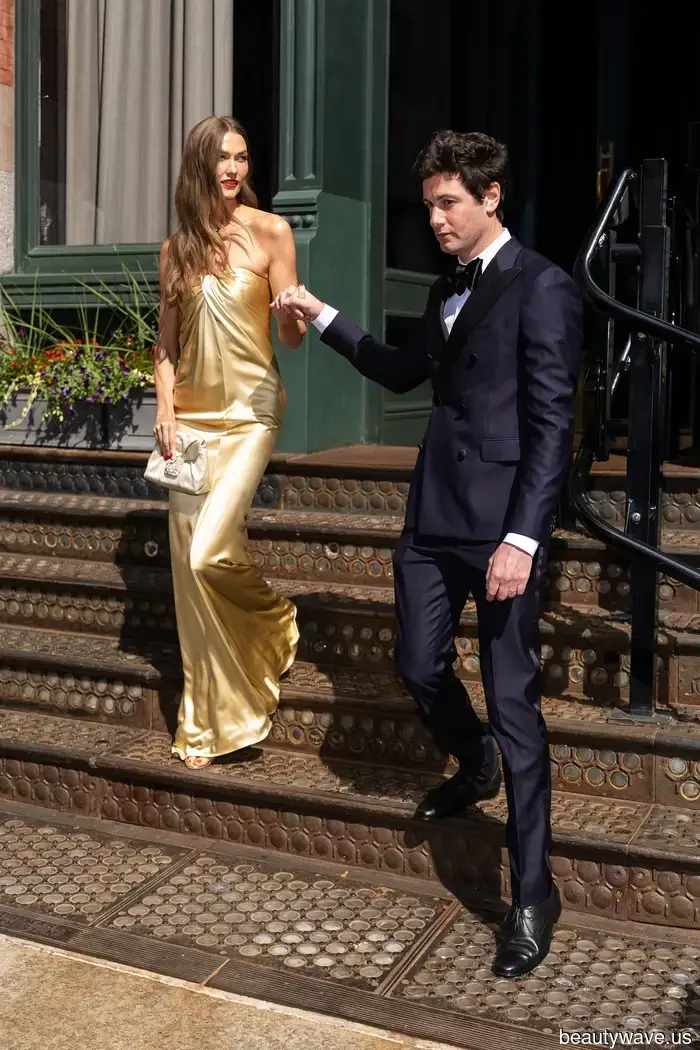 Karlie Kloss ha indossato scarpe da 200 dollari al matrimonio di Taylor Swift&mdash;e Hailey Bieber e Sofia Richie possiedono anche un paio.