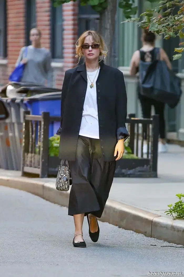 Jennifer Lawrence dice che è ora di mettere da parte i sandali e indossare invece questa scarpa bassa con le gonne midi.