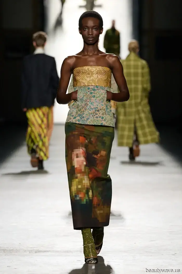 Olvídate de las camisetas de bebé&mdash;Según las pasarelas, esta es la forma más chic de mostrar piel este otoño.