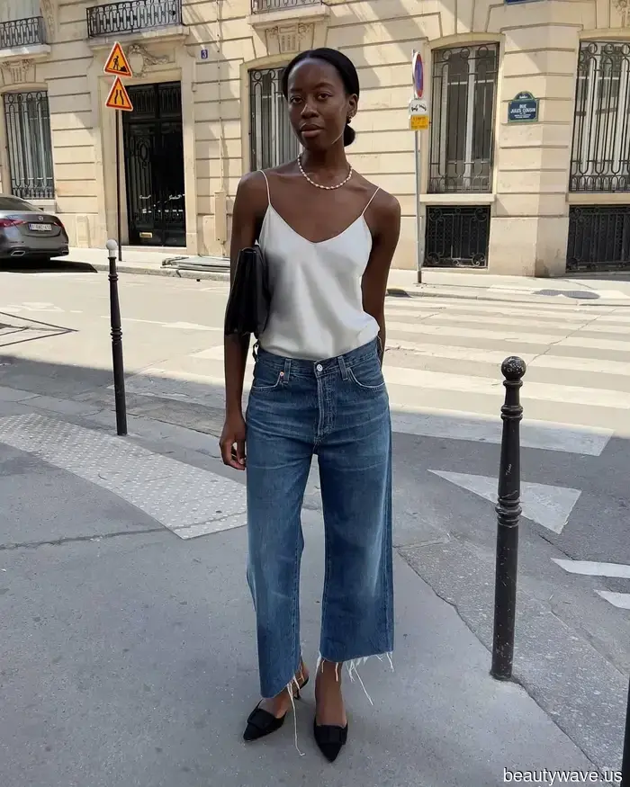 A Parigi, le donne più chic indossano uno di questi abbinamenti tra scarpe basse e pantaloni cropped.