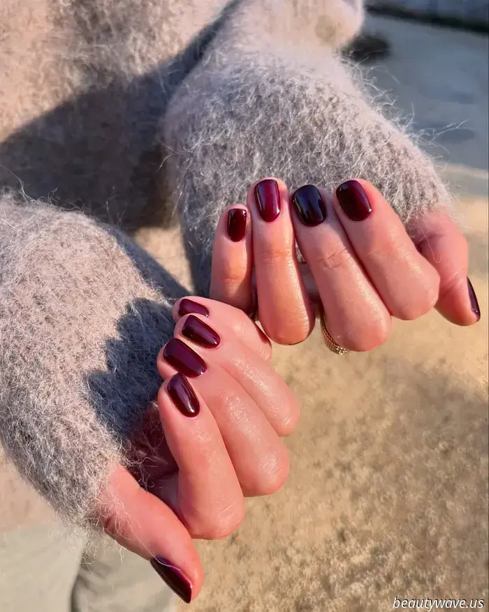 Kühler als Burgunder: Dieser schicke Nagellacktrend ist derzeit besonders beachtenswert.